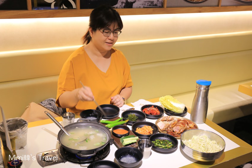 【首爾東大門美食】滿足五香豬蹄菜包肉東大門店：包菜吃起來，豬腳爽口不油膩