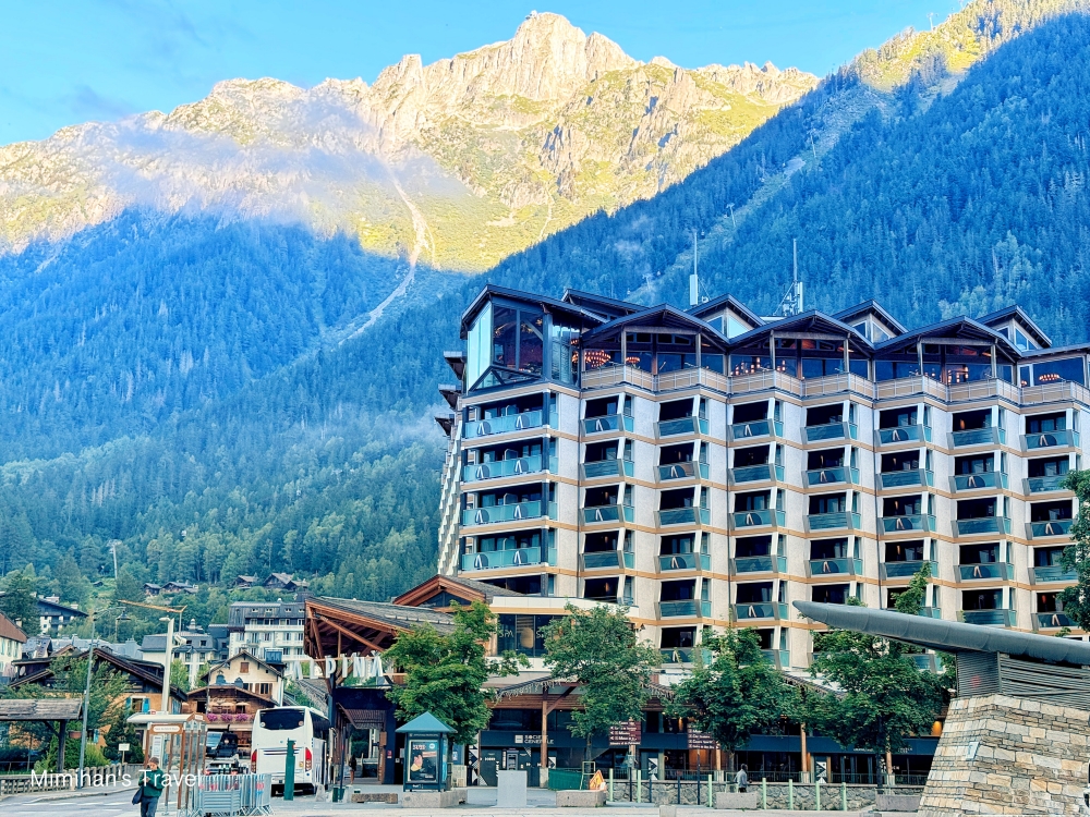 霞慕尼白朗峰住宿「Alpina Eclectic Hotel & Spa」緊鄰超市商店街，眺望冰川美景！