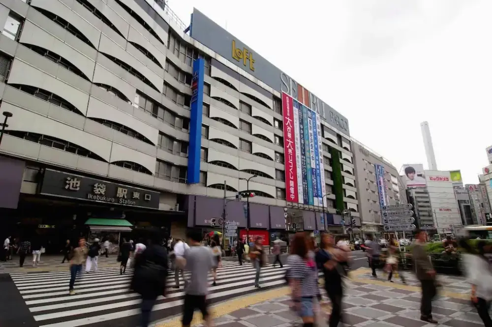 池袋 VS 上野交通比較:池袋站東口與購物區 東京池袋站東口,代表池袋交通便利性和西武百貨購物機能,與上野比較