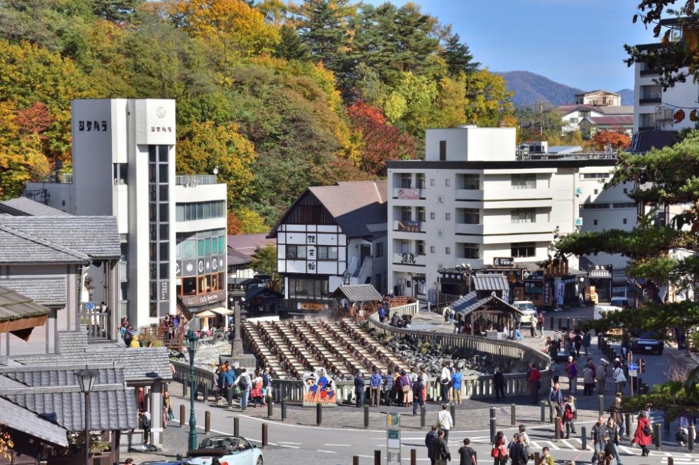 【2026草津溫泉住宿攻略】湯畑景觀10間飯店實住評鑑，交通接駁與溫泉街散策指南