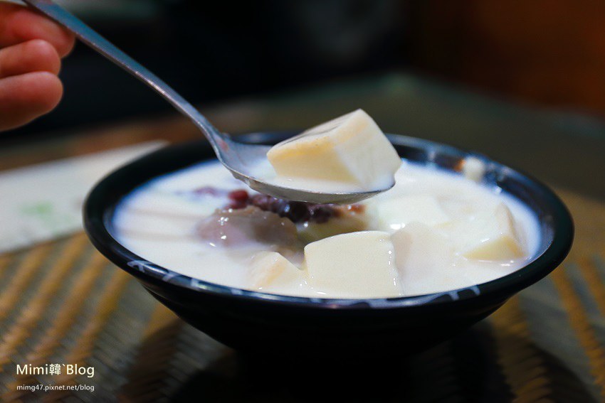 【台南美食】那個年代杏仁豆腐冰(體育場總店)：散步府城，美味的夏日甜點，杏仁清香好好吃~