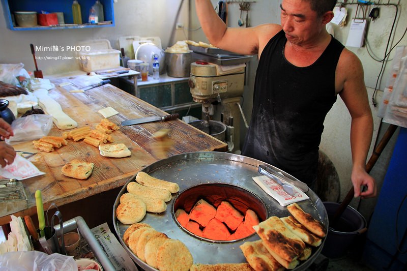 【台南美食】趙家燒餅專賣店：燒餅、油條加豆漿，來份傳統眷村早餐。再看老闆表演鐵沙掌，水裡來火裡去!!