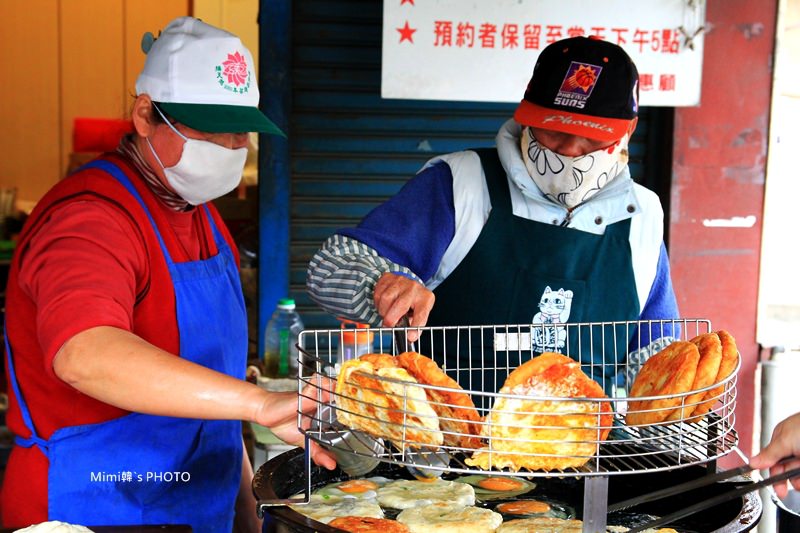 【新化美食】新化燒餅、新化老攤雞蛋糕：古早味點心，都請請耐心等候，燒餅是每日限量美食唷~